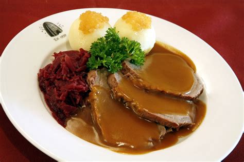  德國杜塞爾多夫的「Rheinischer Sauerbraten」：酸甜交織的紅酒燉牛肉之旅！