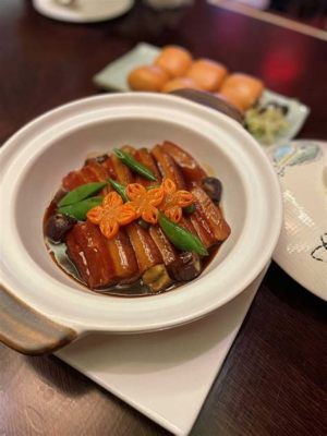  板栗焖肉：香甜軟糯的板栗與鹹香入味的五花肉，交織出令人回味無窮的秋日美味！